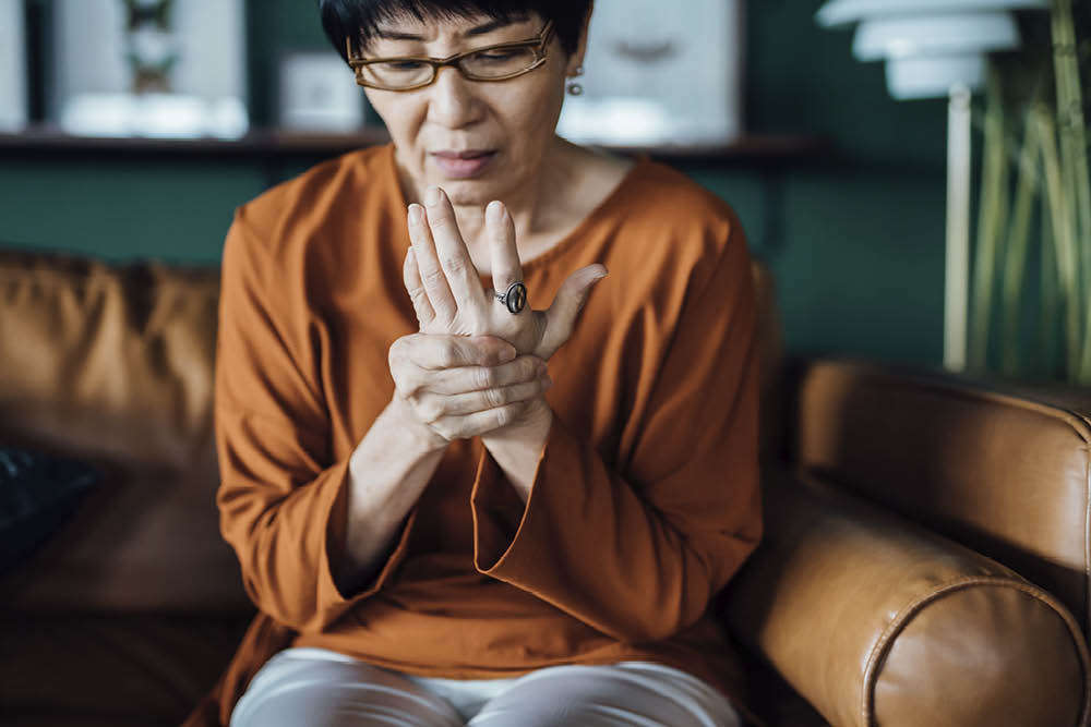 woman with pain in her hands
