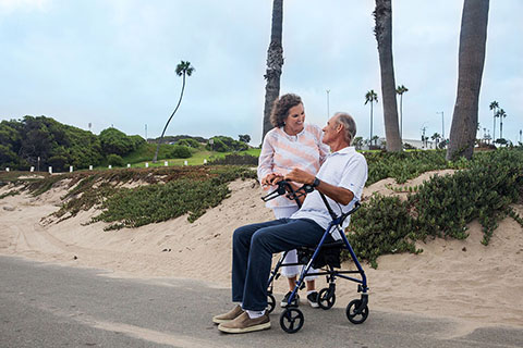 DME WhiteCouple Beach DriveRollator2