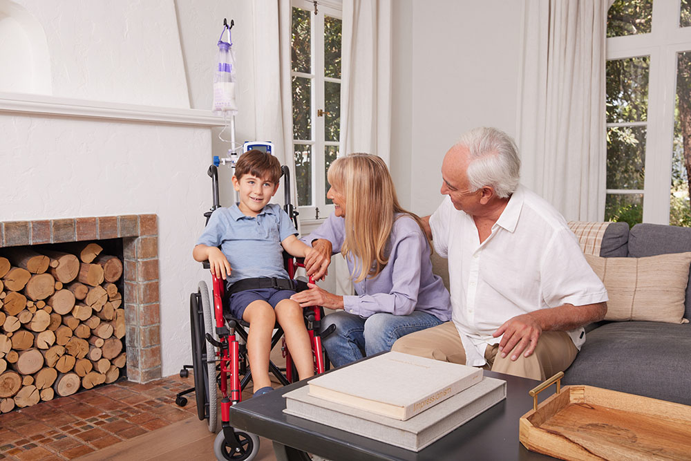 EnteralWhiteFamilyYoungBoyPediatricWheelchairLifestyleEnteralKangarooJoeyEnteralFeedPump1000mlFeedba