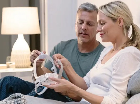 couple looking at an AirFit X30i Mask